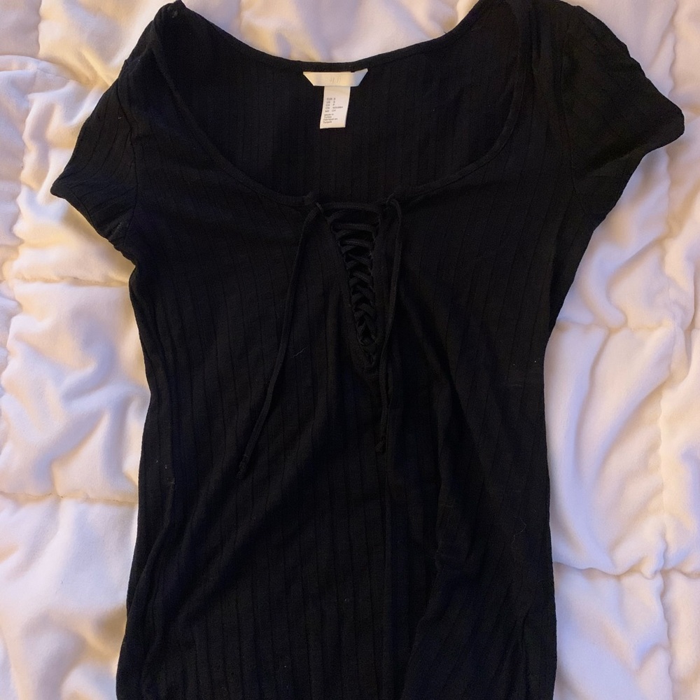 H&M short sleeve top  criss crosses in the front in the shape of a v neck